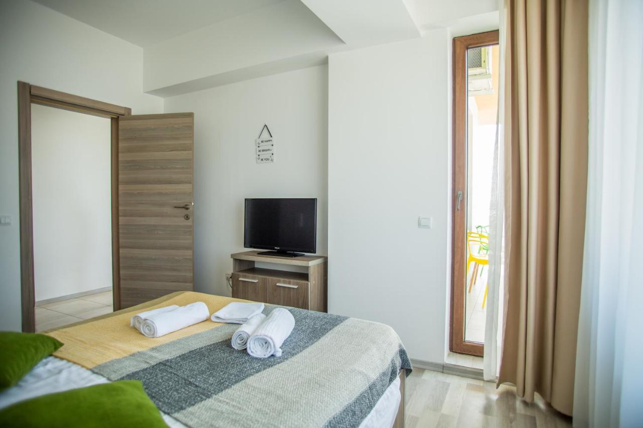 Bella Vista Summerland Mamaia Exterior photo